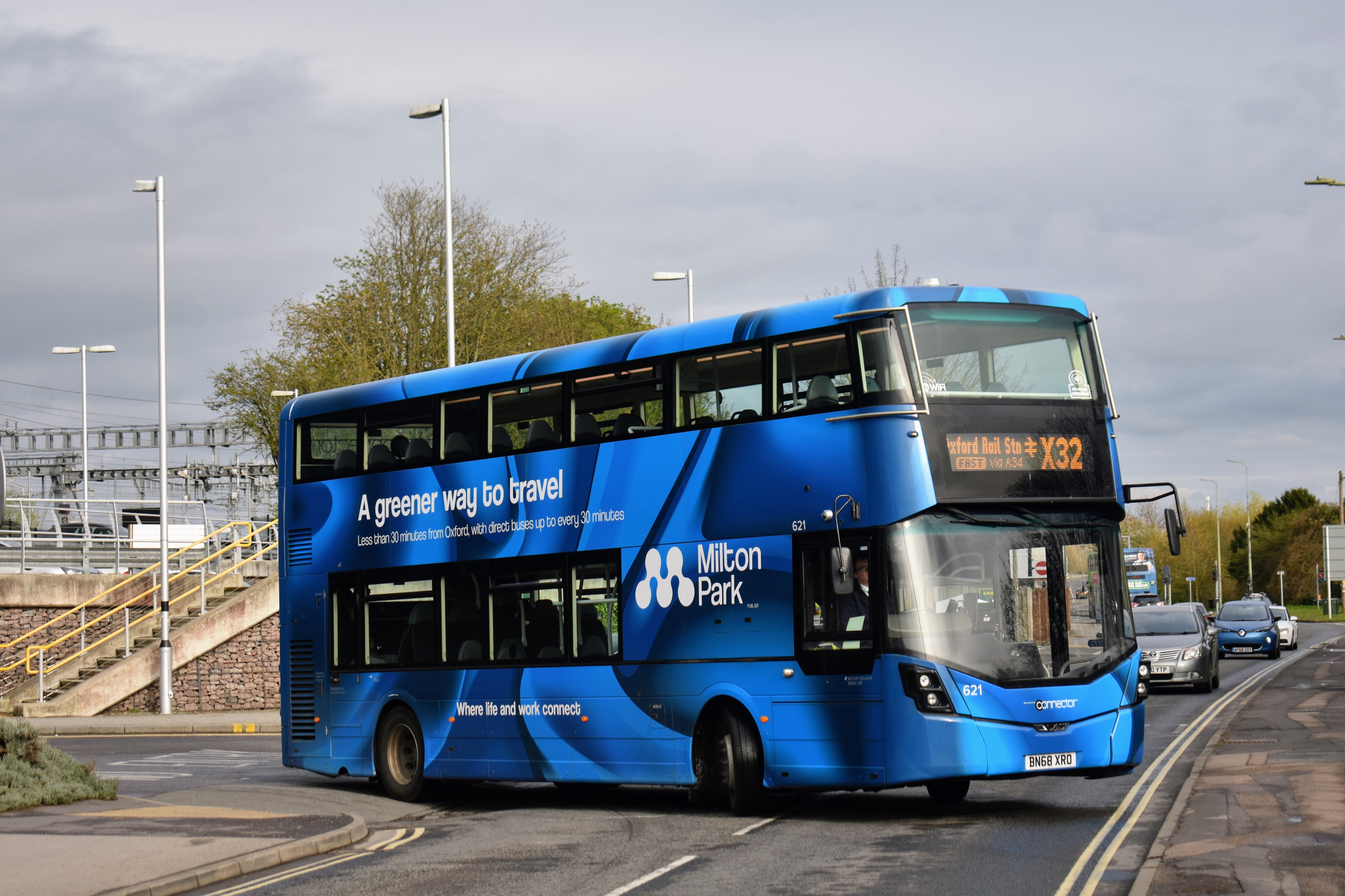 X32 service on Sunday departing Didcot Parkway for Oxford Rail Station.